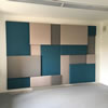 Realizace ČVUT Praha, akustické panely (celková šíře 360 cm) v jazykové učebně 301. Na čalounění panelů jsme použili látku Bombay v šedém, béžovém a modrém odstínu.