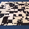 Černobílý patchworkový koberec z kůže se srstí o rozměrech 194x194 cm. Tento koberec máme skladem ve vzorkové prodejně u našeho prodejce v Poděbradech.
