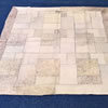 Šedobílý patchworkový koberec z kůže se srstí o rozměrech 142x142 cm. Tento koberec máme skladem ve vzorkové prodejně v Lukách nad Jihlavou.