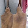 Tuto koženou tašku jsme vyrobili z hnědé broušené kůže. Taška má textilní podšívku.