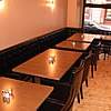 Čalouněné lavice a rohová lavice  v restauraci na Staroměstském náměstí v Praze. Tyto čalouněné lavice byly vyrobeny přesně na míru danému interiéru. (Kotleta - Restaurant + Bar, Praha 1)