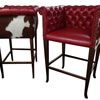 Luxusní barové židle vyrobené na zakázku byly potaženy luxusní červenou koženkou a kravskou kůží se srstí v hnědobílém odstínu.