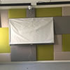 Čalouněné akustické panely. Do multimediální učebny ČVUT v Praze jsme vyrobili panely na dvě stěny v barevném provedení látek Bombay zelená, šedá a béžová.