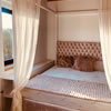 Luxusní postel s nebesy na míru dle návrhu designového studia Simplin. Masivní dřevěný rám postele je nalakovaný bílou barvou. Stejně tak i policový díl, který je z MDF desek. Na míru jsme vyrobili i vysokou  matraci, která má rozměry 30x180x200 cm.