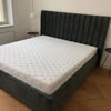 Luxusní dvojlůžko s matrací o rozměrech 180x200 cm. Tuto postel jsme očalounili sametovou látkou Yama.