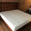 Plocha lůžka u této postele je 200x200 cm. Celkové rozměry postele jsou 205x220 cm, čelo je vysoké 143 cm.
