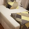 Čalouněná postel s designovým čelem a s úložným prostorem. Tuto postel jsme očalounili bílou sametovou látkou Brunei. Lehací plocha má rozměry 180x200 cm. Celkvé rozměry postele jsou 198x210 cm, čelo je vysoké 143 cm.
