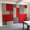 Realizace ČVUT Praha, akustické panely (celková šíře 320 cm) v jazykové učebně 401. Na čalounění panelů jsme použili látku Bombay v šedém, béžovém a červeném odstínu.