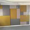 Realizace ČVUT Praha, akustické panely na stěně u tabule vlevo. Na čalounění panelů jsme použili látku Bombay v šedém, béžovém a žlutém odstínu.