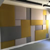 Realizace ČVUT Praha, akustické panely na stěně u vstupu vpravo. Na čalounění panelů jsme použili látku Bombay v šedém, béžovém a žlutém odstínu.