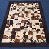 Bílohnědý patchworkový koberec z kůže se srstí o rozměrech 177x115 cm. Tento koberec máme skladem ve vzorkové prodejně v Lukách nad Jihlavou.