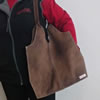 Luxusní kožená taška  se příjemně nosí na ramenu i v ruce.