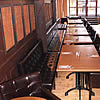 Čalouněné lavice v restauraci na Staroměstském náměstí v Praze. Čalouněné lavice byly vyrobeny ve stejném designu podle čalouněných židlí. (Kotleta - Restaurant + Bar, Praha 1)
