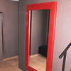 Rám zrcadla je potažen červenou koženkou DIVINO odstín DAIQUIRI METALLIC 66-Rubby.