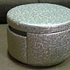 Konferenční stolek se dvěma zásuvkami. Tento čalouněný konferenční stolek byl vyroben na míru a je potažen luxusní koženkou Divino TANZANITE METALLIC 25-Pelican.