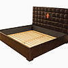 Kožená postel vyrobená na míru - čalouněný korpus a dřevěné rošty. Čelo postele je ozdobeno výšivkou, která byla vyhotovena dle obrázku našeho klienta.