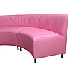 Oblá lavice potažená růžovou koženkou.