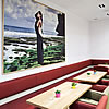 Červené lavice v restauraci Pauseteria jsou očalouněny potahovou textilií Skotsko 4406.