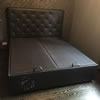Tuto luxusní koženou postel jsme vyrobili s výšivkami dle zadání našeho klienta. Postel má praktický prostorný úložný prostor.