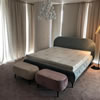 Luxusní postel s výškou lehací plochy 66 cm. Lavičky mají rozměry 50x88 cm, výška sedu je 45 cm.