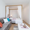 Luxusní designová postel s nebesy má lakovaný rám z masivního dubového dřeva. Čelo a bočnice jsou čalouněné látkou Moonse 33. Tato postel se nachází v RASL House v apartmánu č. 5.
