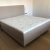 Čalouněné dvojlůžko s matrací o rozměrech 200x220 cm. Tuto postel s matrací jsme očalounili textilií Crevin Credo 61. Celkové rozměry postele jsou 212x226 cm, čelo je vysoké 145 cm.
