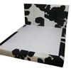 Luxusní dvojlůžko potažené kravskou kůží se srstí v černobílém odstínu. Postel je vyobrazena bez matrace. Plocha pro matraci je z protiskluzové textilie.