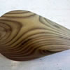 Oloid se zajímavou texturou je vyroben ze dřeva škumpy.
