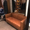 Luxusní kožená pohovka v interiéru obchodu.