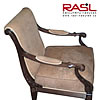 Renovovaná čalouněná židle s loketními opěrkami.