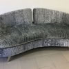 Renovace oblého luxusního sofa. Původní potah jsme nahradili designovou potahovou látku dodanou zákazníkem.