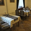 Interiér zámeckého hotelu Hrubá skála s nově očalouněnými židlemi.