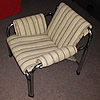 Renovace čalouněné židle s kostrou z ohýbaných kovových trubek.