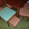 Renovace jídelních židlí a taburetů - Staré taburetky a sedáky židlí jsme očalounili potahovou textilií Carabu ve stejném odstínu jako je pohovka.