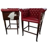Barové židle do srubu ve stylu Chesterfield vyrobené na zakázku. Barové židle jsou potaženy červenou luxusní koženkou DIVINO. Vnější plochy jsou změkčeny a potaženy hnědobílou kravskou kůží se srstí.