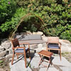Zahradní nábytek a kamenná lavice jsou opatřeny čalouněnými sedáky ze speciálních materiálů určených pro venkovní použití.