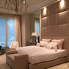 Master Bedroom – Postel s čelem a lavice potaženy textilií Sirap. Očalouněné desky čela postele jsou k podkladu připevněny suchými zipy. 